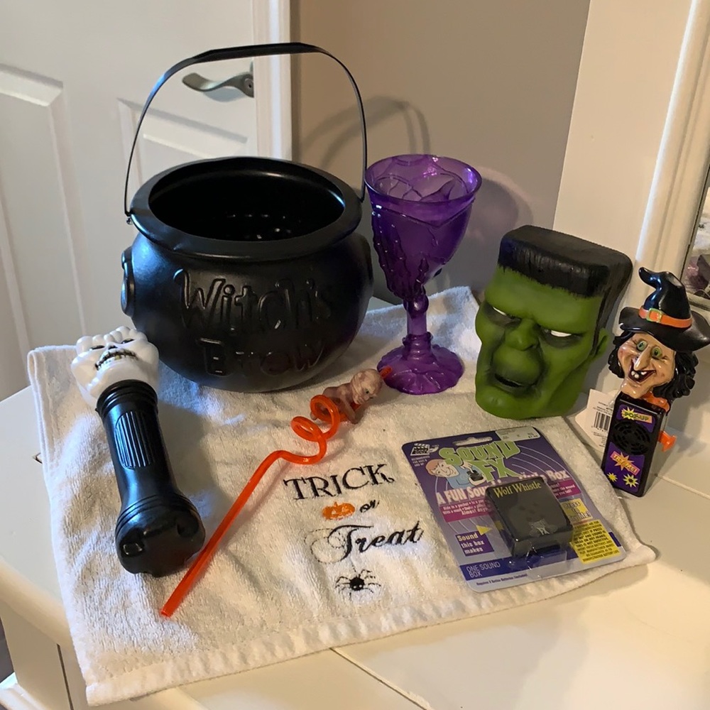 Kid’s Halloween bundle! Flashlight, bucket & more!